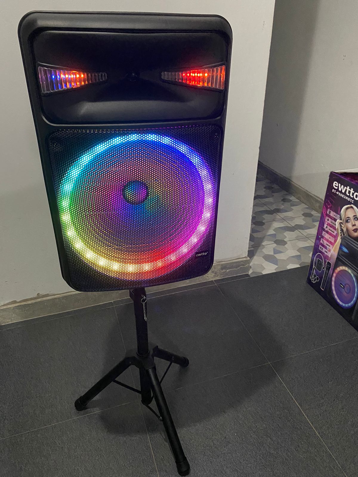 Parlante Ewtoo Luces Led + Tripode